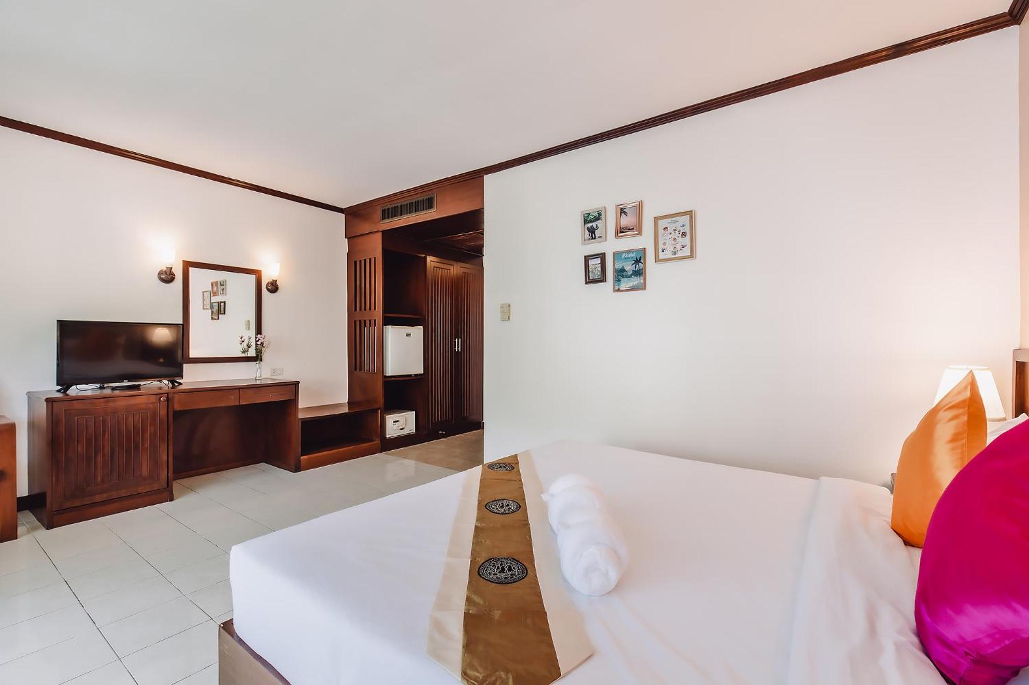 Bauman-Ville Hotel Patong Екстер'єр фото