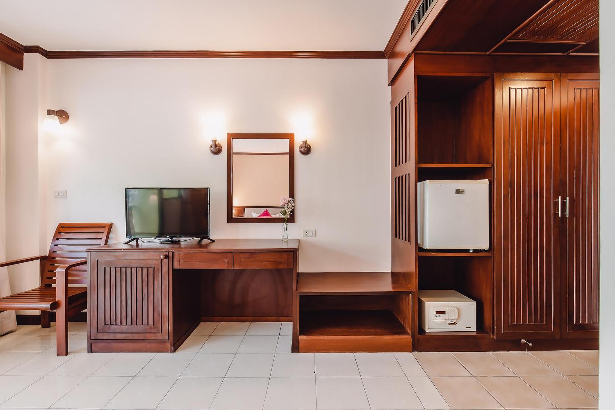Bauman-Ville Hotel Patong Екстер'єр фото