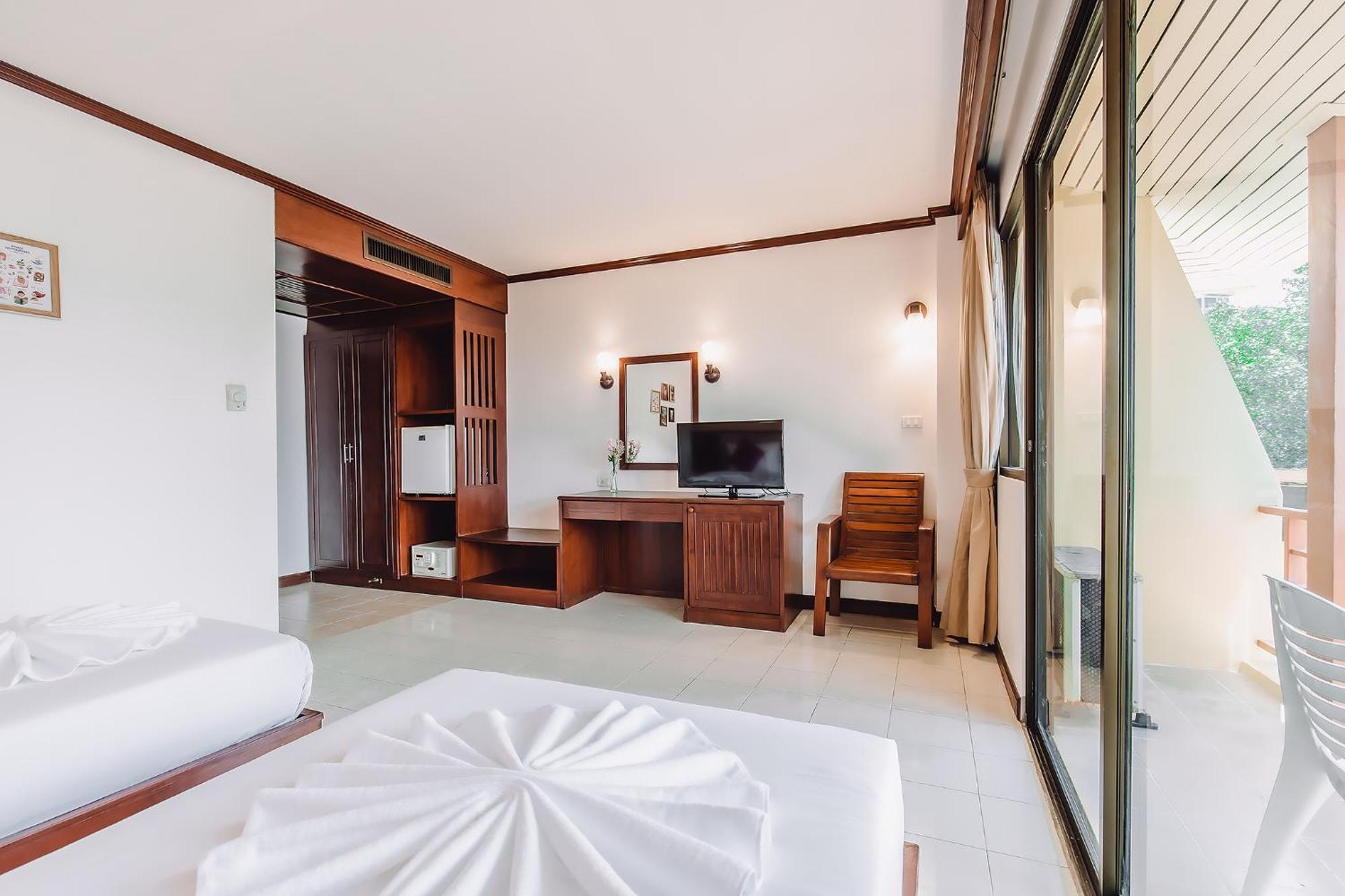 Bauman-Ville Hotel Patong Екстер'єр фото
